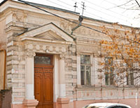 Фото полуколонн, фронтона на входе, рельефных розеток, орнаментов и других архитектурных деталей на фризах, карнизе и других частях фасада здания