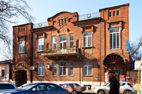 Старинный 2-х этажный дом из красного кирпича на улице Комитетской в Новочеркасске
