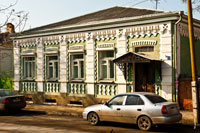 Многочисленные декоративные элементы на фасаде старинного 1-этажного дома в Новочеркасске