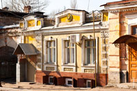 1-этажный старинный дом на улице Комитетской в Новочеркасске с украшениями на фасаде