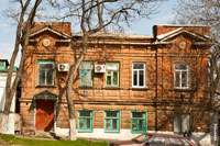 Старинный 2-х этажный дом на улице Красный спуск в Новочеркасске