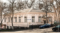 Фото 1-этажного старинного дома в Новочеркасске на Красном спуске, украшенного лепниной