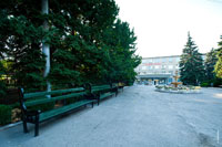 Фото лавочек вдоль площади и фонтана вдали перед главным учебным корпусом №1 ДонГАУ