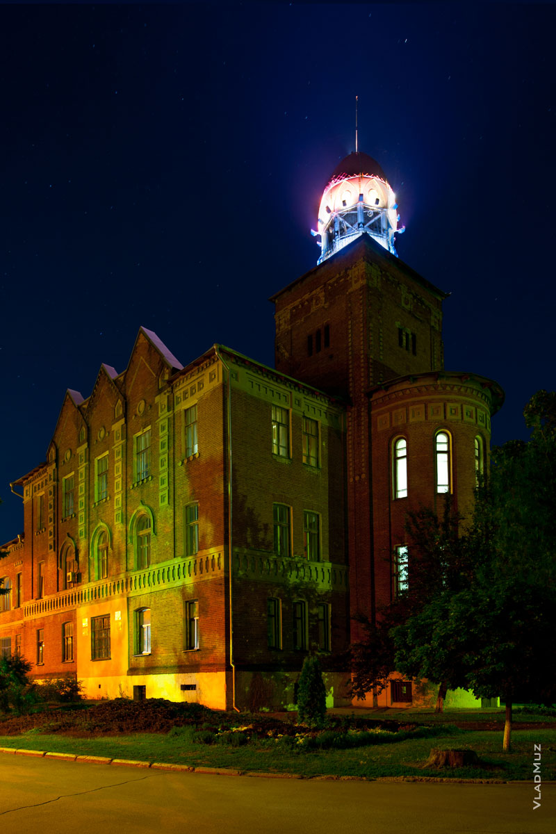 Фото башни с куполом учебного корпуса №2 ДонГАУ в свете ночных огней