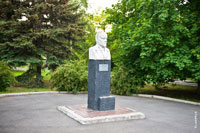 В парке ДонГАУ стоит памятник основателю школы садоводов России Мичурину Ивану Валерьевичу (1855-1935)