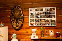 Фото больших часов на стене терема и стенда с фотографиями «Эколиги»