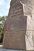 Фото надписи на гранитной глыбе памятника Ермаку