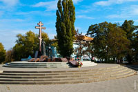 Общий вид памятника Примирения и согласия на площади
