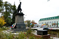 Фото памятника атаману Платову сбоку