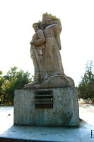 Фото памятника борцам за Советскую власть в Новочеркасске Ф. Подтелкову и М. Кривошлыкову