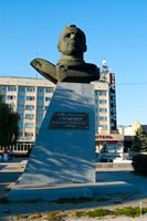 Фото памятника Гагарину в Новочеркасске