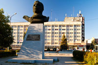 Фото бюста Гагарина с видом на отель и ресторан «Новочеркасск»