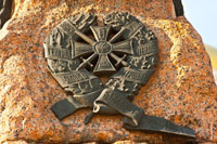 Венок со знаком отличия «За службу на Кавказе, 1864» на памятнике Бакланову, фото крупным планом