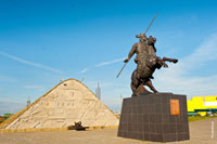 Фото памятника генералу Бакланову в Волгодонске