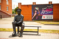 Фотография скульптуры казака в поселке Орловском Ростовской области
