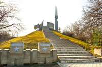 Вид на мемориальный комплекс «Курган Славы» снизу со стороны аллеи городов-героев Великой Отечественной войны