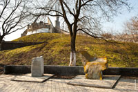 У подножия «Кургана Славы» в Александровском парке Новочеркасска стоят также два памятных камня: солдатам мировых и локальных войн, жертвам катастрофы на Чернобыльской АЭС