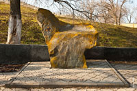 Фото памятного камня в Александровском парке Новочеркасска со знаком радиации в память о жертвах катастрофы на Чернобыльской АЭС. 26.04.1986 г.