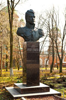 Фото бюста графа Орлова-Денисова на гранитном постаменте