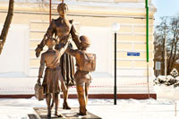 Памятник «Учительница первая моя» стоит, очень кстати, на улице Просвещения в Новочеркасске