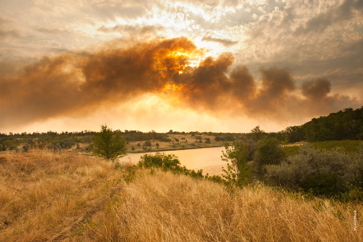 Дым пожара висит над землей, летняя жара в Новочеркасске продолжается