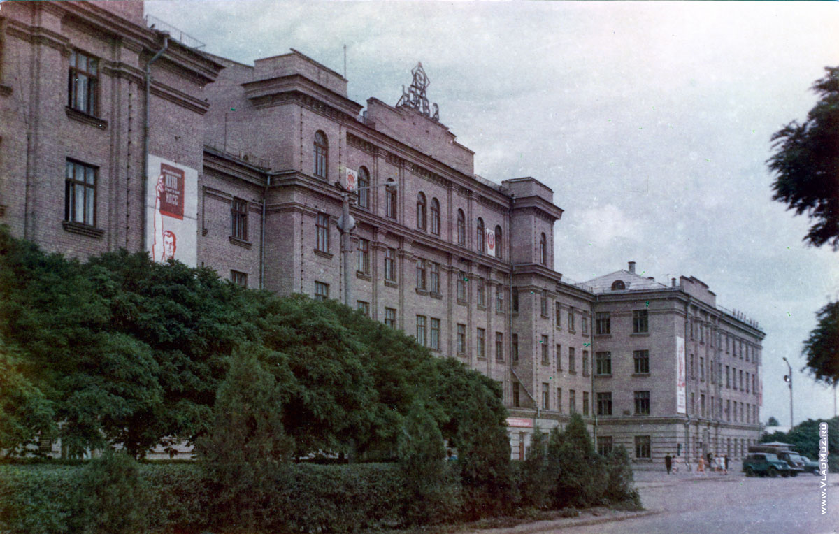 Так выглядело здание заводоуправления НЭВЗ в 1972 году
