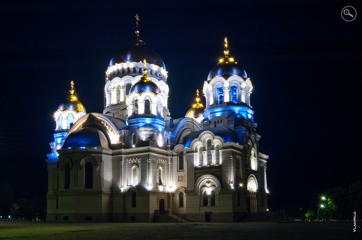 Вознесенский Войсковой Кафедральный собор в свете ночных осветителей (фото можно увеличить в новом окне)