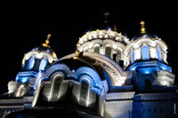 Фото куполов Вознесенского собора в свете ночных фонарей