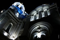 Ночью отдельные архитектурные детали собора сразу притягивают взгляд