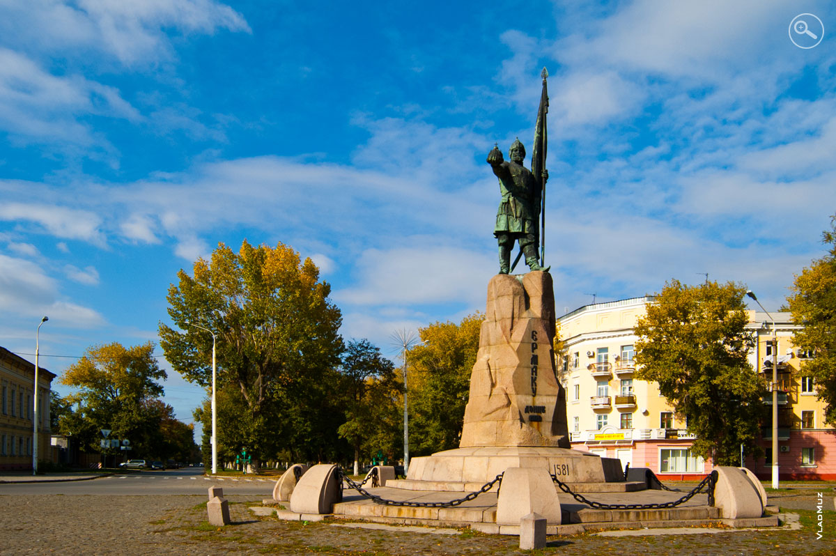 Фигура Ермака в Новочеркасске стоит на гранитной глыбе. Он вылит из бронзы и смерти не знает