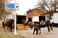 На Соборной площади в Новочеркасске собрались казаки на лошадях, а я пропустил построение