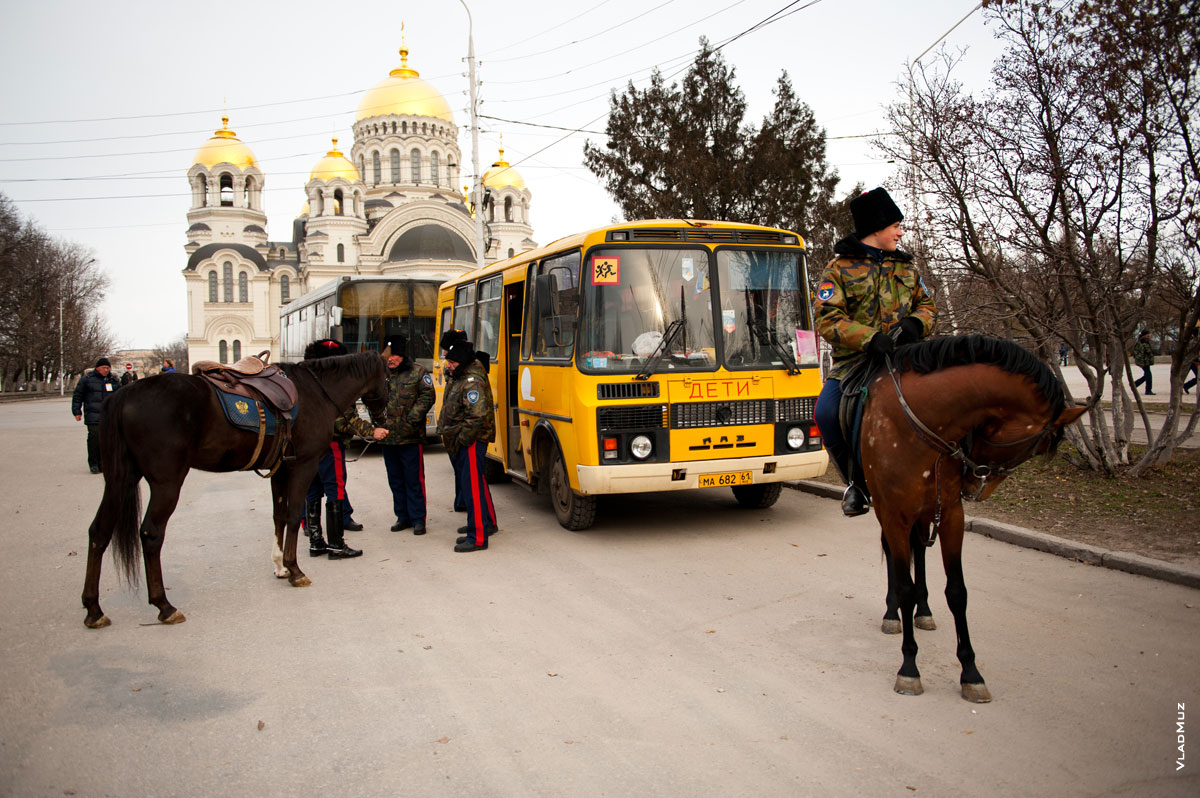 Фото казака верхом, казаков у детского автобуса на фоне Вознесенского Войскового Кафедрального собора