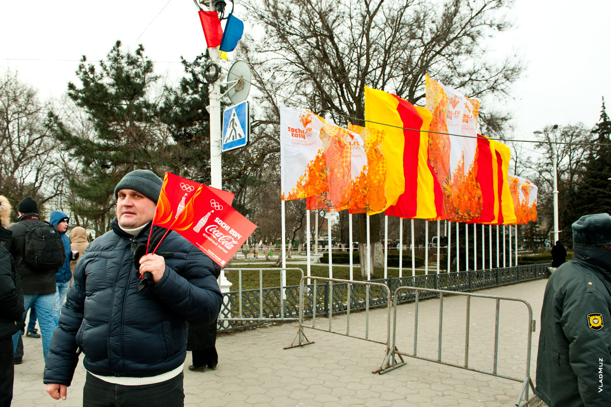 Фото горожан в Новочеркасске на фоне Олимпийских флагов «Сочи 2014»