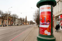 Тумба с рекламой эстафеты Олимпийского огня на пустой улице Московской в Новочеркасске