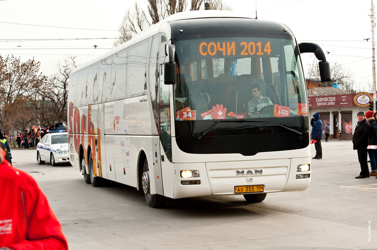 Фото автобуса «Сочи 2014» с командой факелоносцев, участвующих в эстафете Олимпийского огня