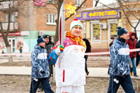Факелоносец с Олимпийским огнем на Баклановском проспекте в Новочеркасске