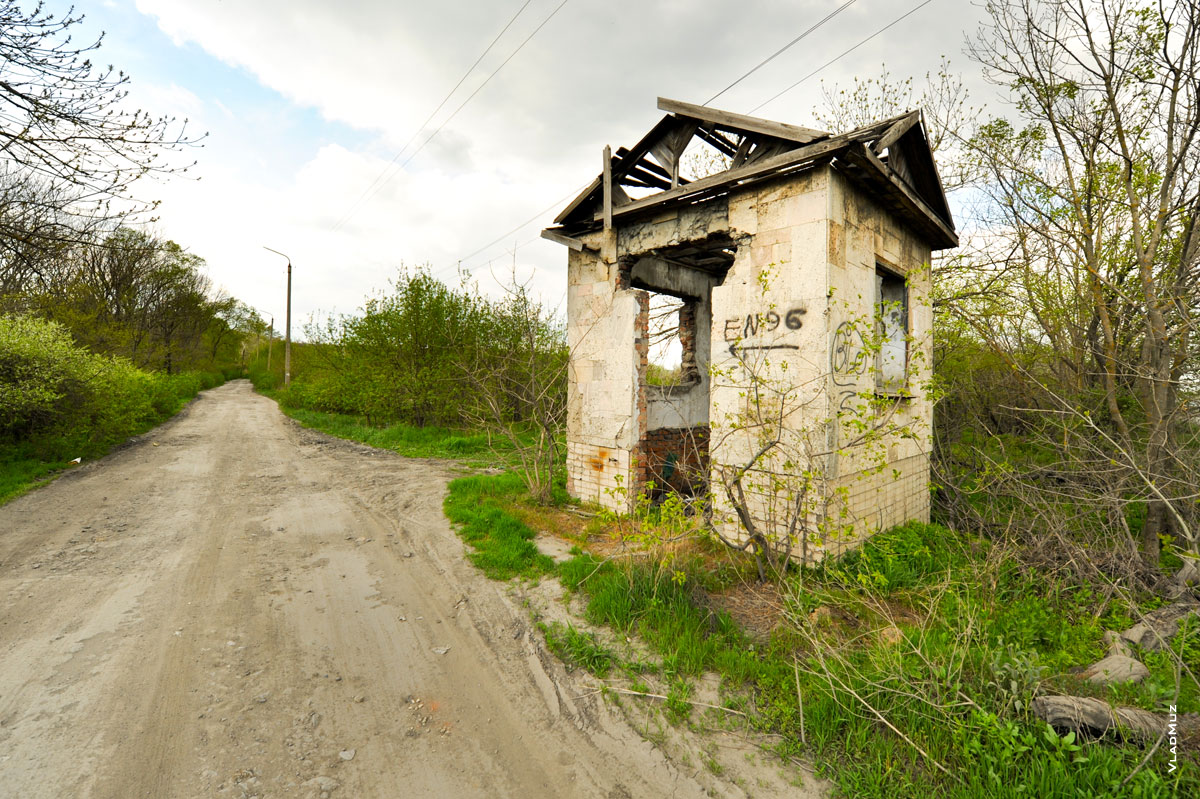 Фото разрушенного КПП детского лагеря «Звездочка Ильича» в Новочеркасске вблизи