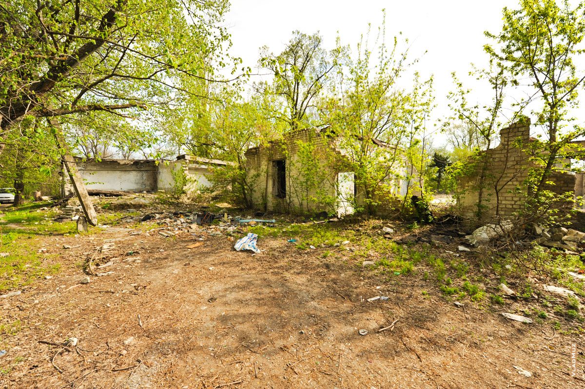 Разрушенные корпуса столовой детского лагеря «Звездочка Ильича» в Новочеркасске