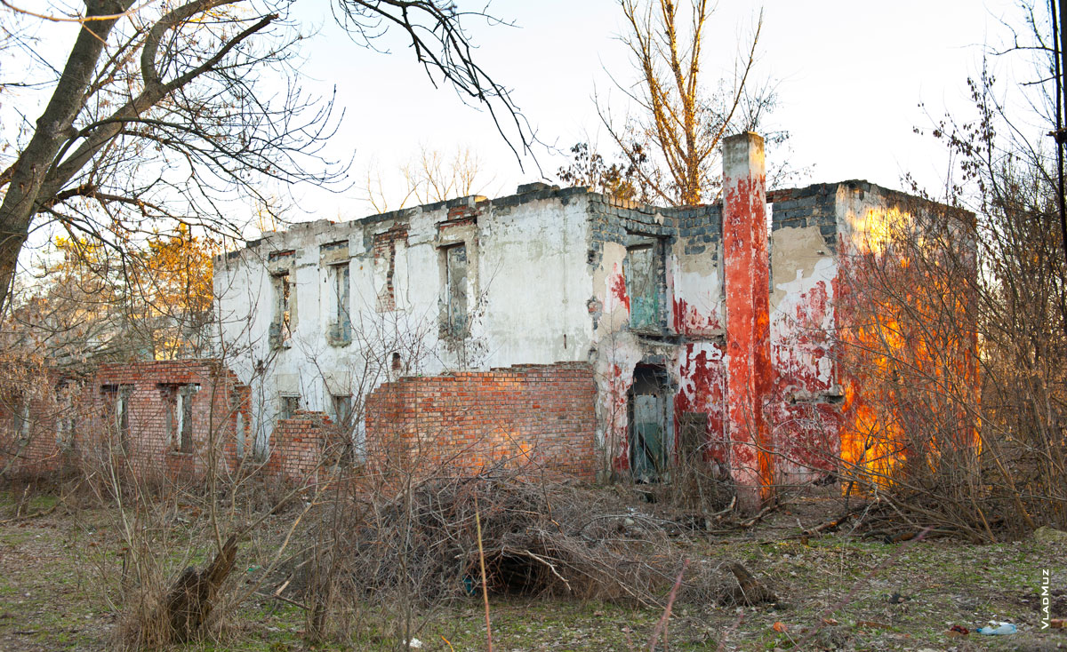 Фото разрушенных корпусов детского лагеря «Звездочка Ильича» в Новочеркасске