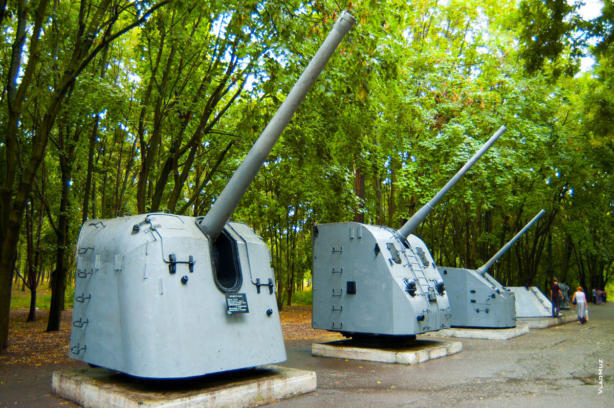 Здесь в ряд стоят три башни артиллерийских орудий с боевых кораблей