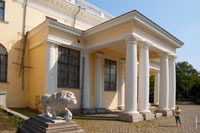 Фото льва у входа в дворец Воронцовых в Одессе