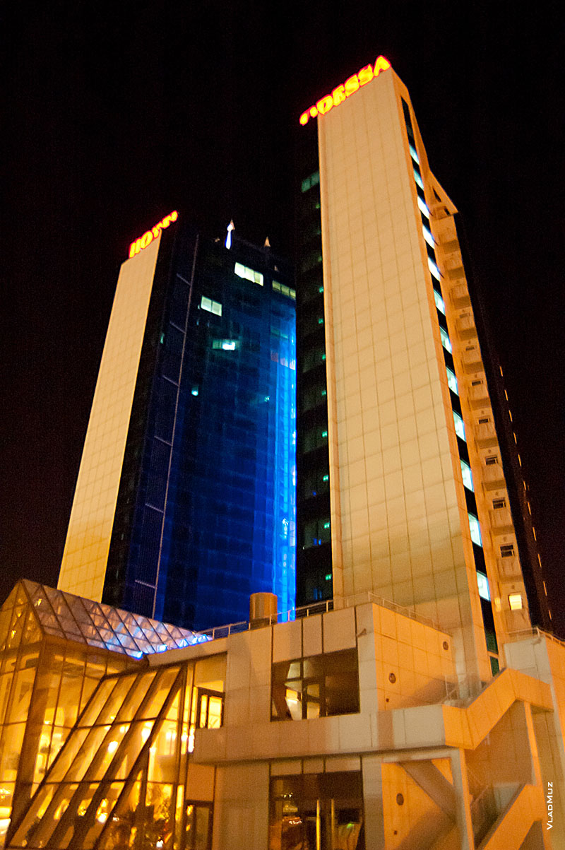 На территории Морвокзала торчит вверх здание отеля «Одесса»