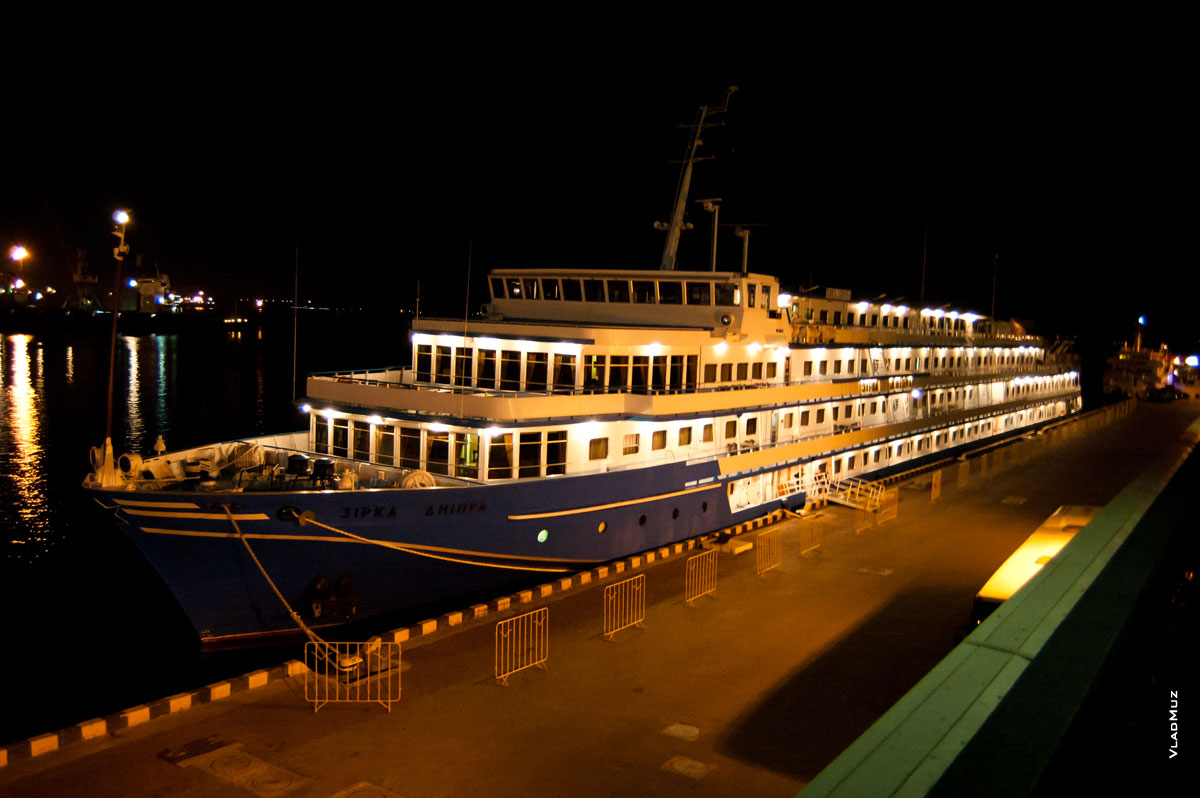 Круизное судно в Каботажной гавани у причала Морского вокзала в Одессе. На фото — теплоход «Звезда Днепра»