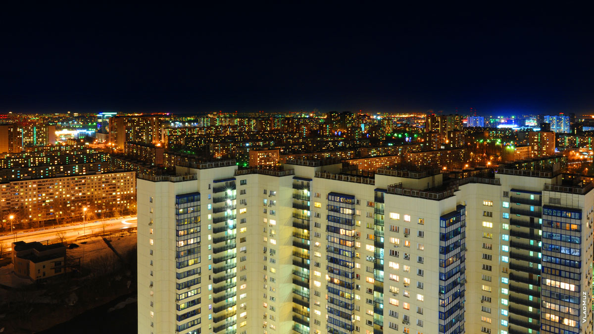 Фото жилых районов Москвы ночью в размере 4160 на 2045 пикселей