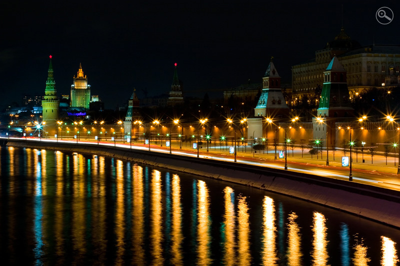 Фотография ночной Москвы в размере 2048 на 3072 пикселя с видом на стены и башни Московского Кремля