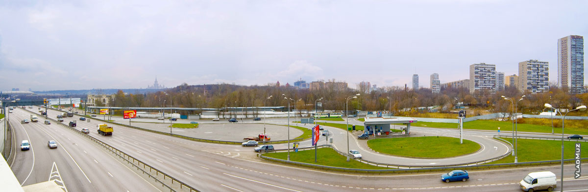 Городская московская панорама на улицу Хамовнический Вал. Панорамное фото имеет размер 2000 на 6103 пикселей