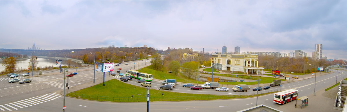 Панорамная фотография Москвы с видом на Новодевичью набережную (слева) и на улицу Хамовнический Вал (справа). Панорамное фото имеет размер 2000 на 6169 пикселей.