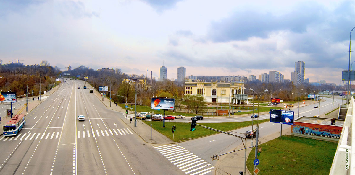 Прямо — Новодевичья набережная, справа — Хамовнический Вал. Фото имеет размер 2000 на 4049 пикселей