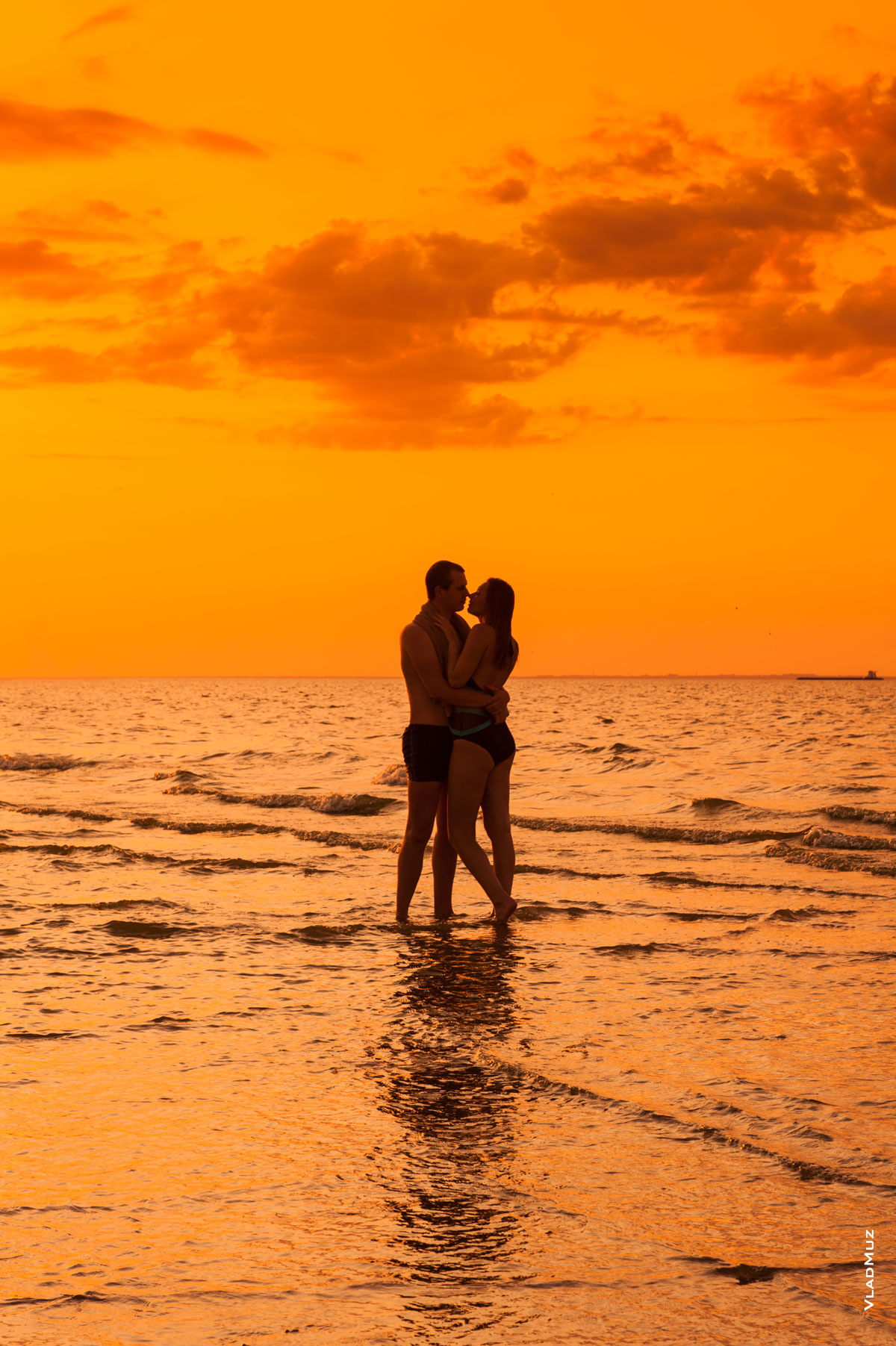 Фото влюбленной пары на закате, на Павло-Очаковской косе