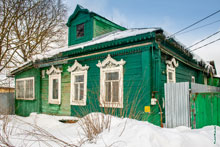 Фото старого деревянного дома в Сергиевом Посаде с резными деревянными наличниками на вершине окон